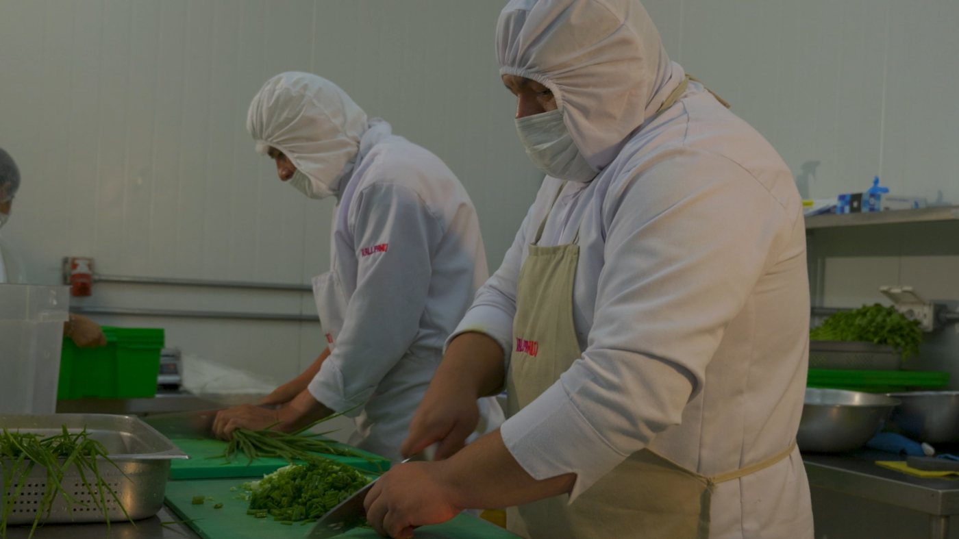 Equipo de cocina preparando alimentos durante una producción de Sumaq Films