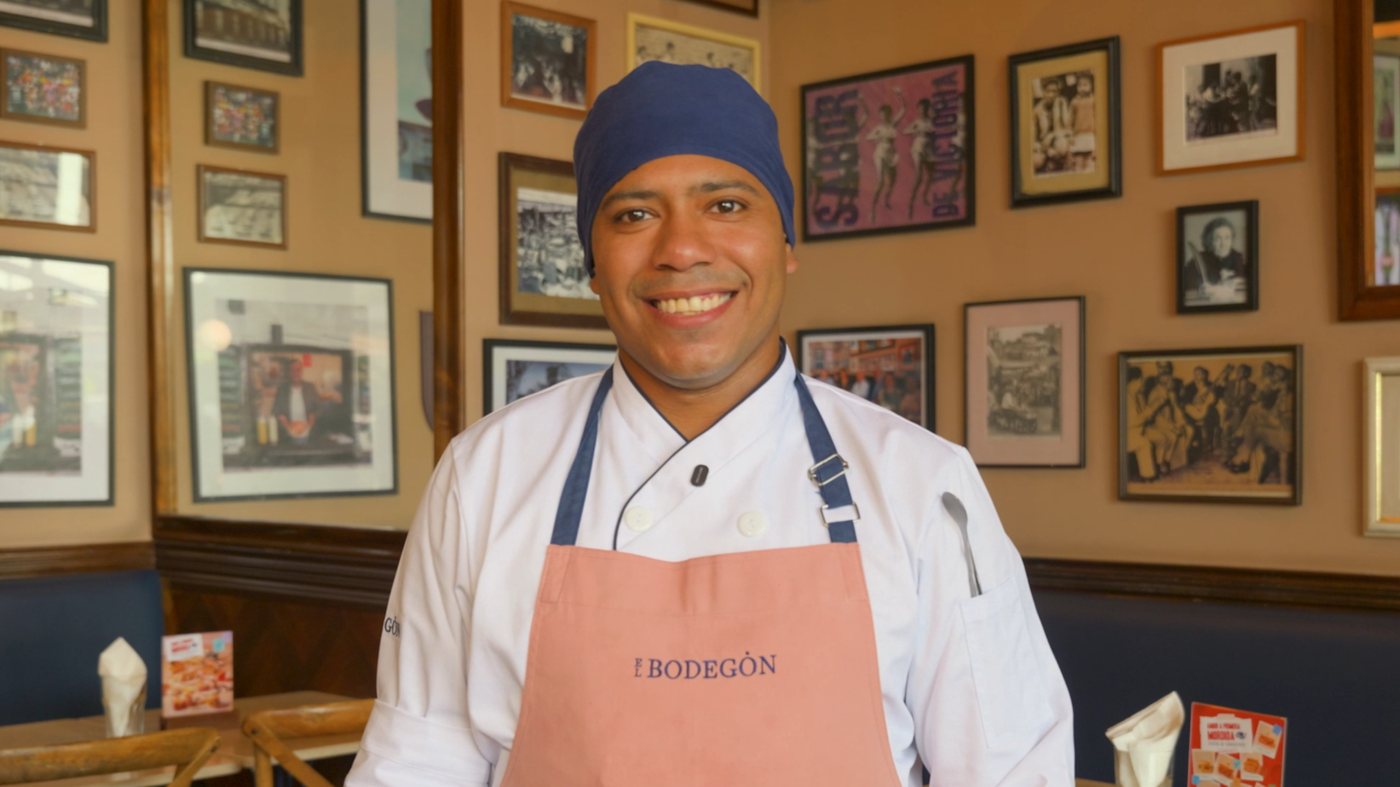 Chef sonriendo frente a cámara, cliente de Sumaq Films