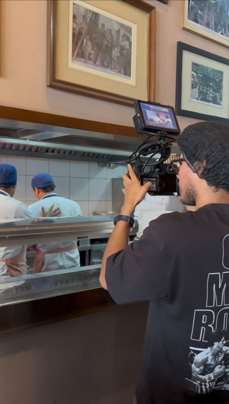 Grabando dentro de la cocina de un restaurante